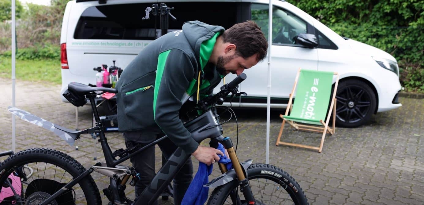 Bikepflege durch e-motion Mitarbeiter