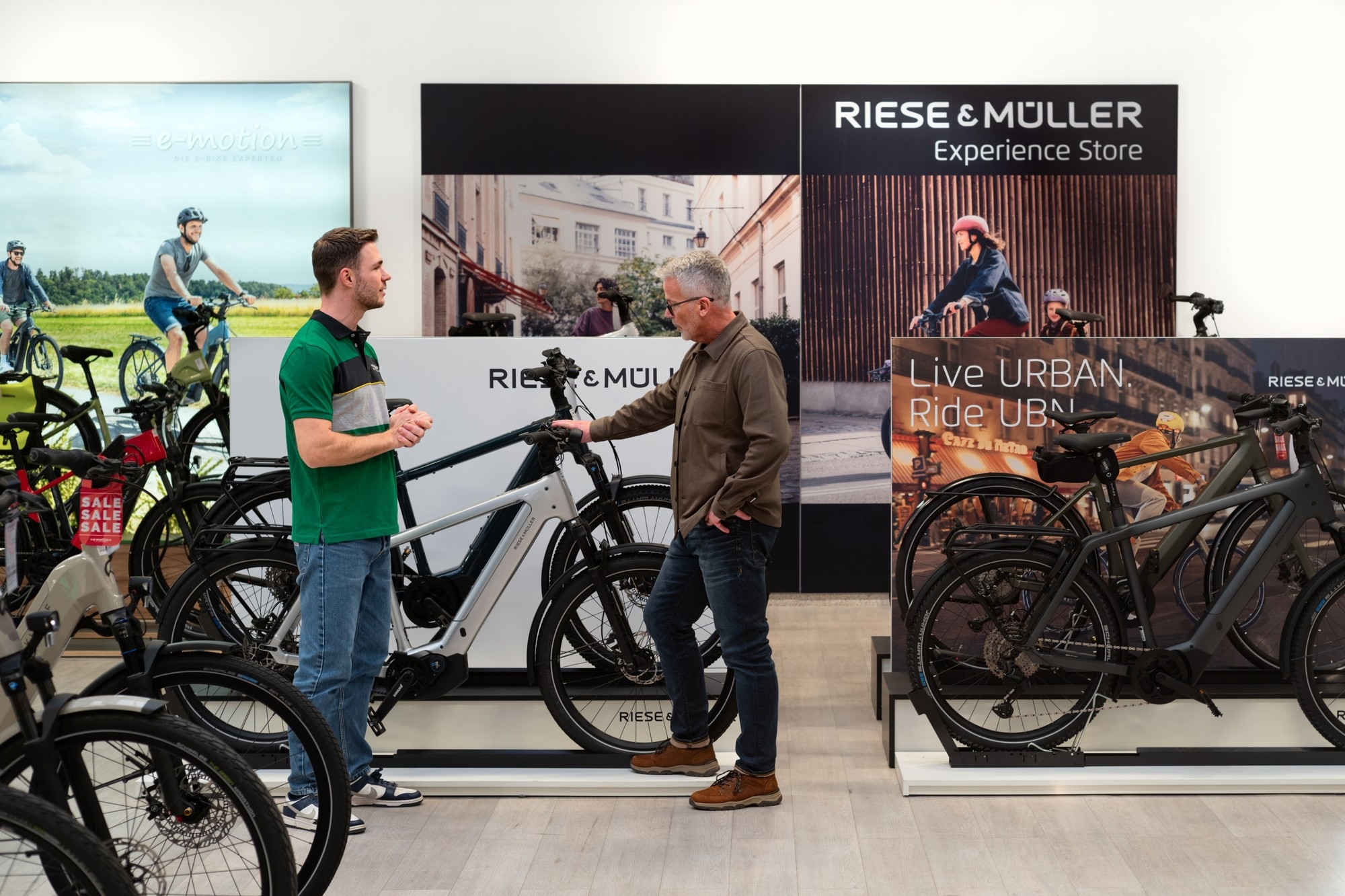 Das Bild zeigt eine Beratung zu einem Riese & Müller Bike in einem e-motion e-Bikes Store.