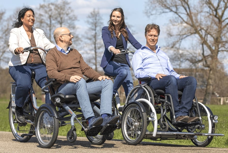 Menschen fahren auf dreirädrigen Fahrrädern an einem sonnigen Tag