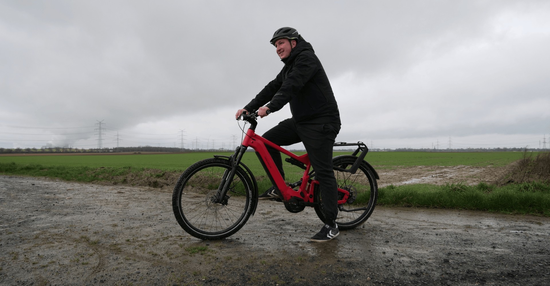 Jonas sitzt auf dem Riese & Müller Delite und steht auf einem unbefestigten Weg