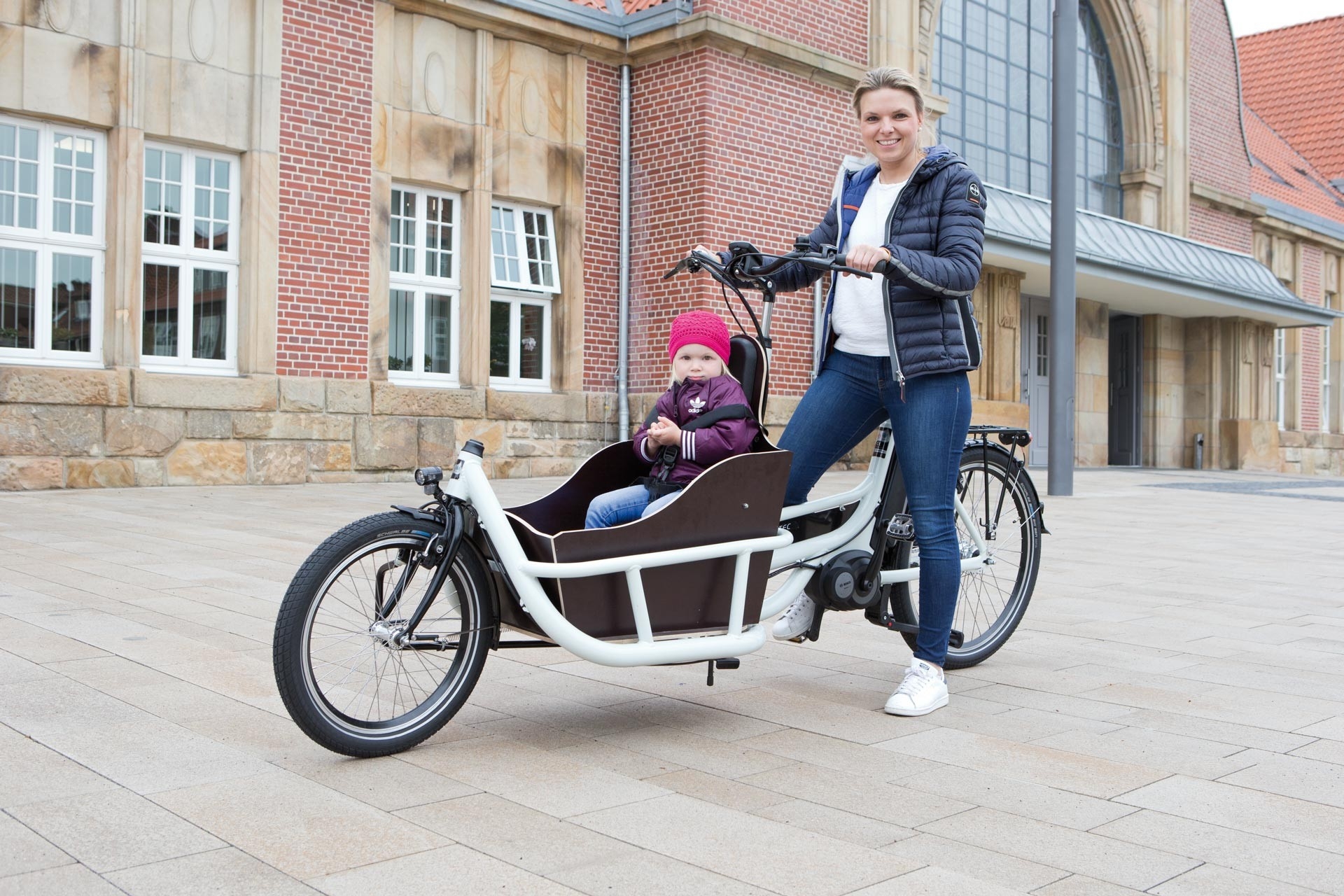 Das Bild zeigt ein Pfautec Carrier, ein modernes Lasten e-Bike, das für den Transport von Kindern konzipiert ist.