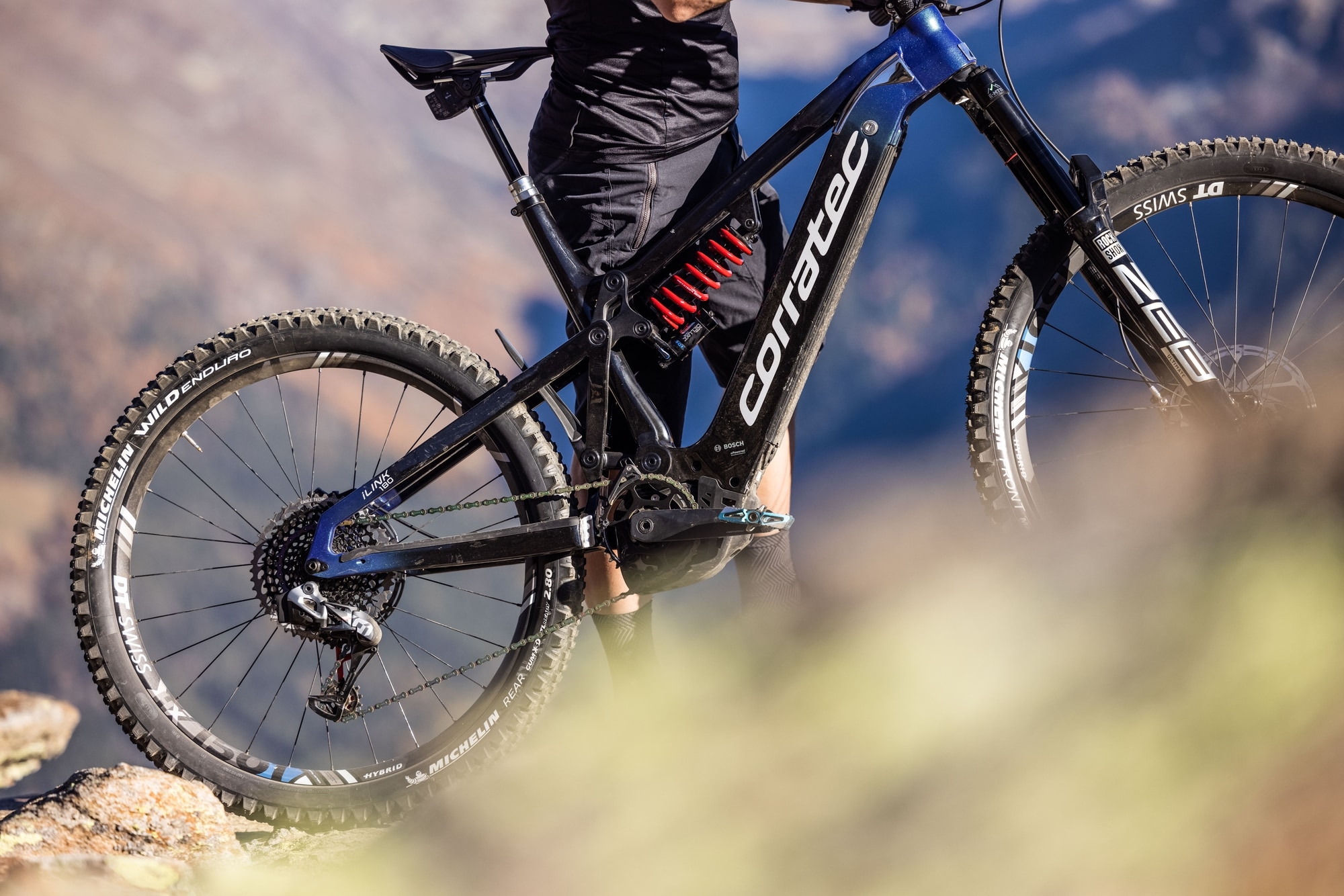 Erlebe das Abenteuer mit dem Corratec E-MTB. Perfekt für anspruchsvolle Trails in alpiner Umgebung, bereit für hera