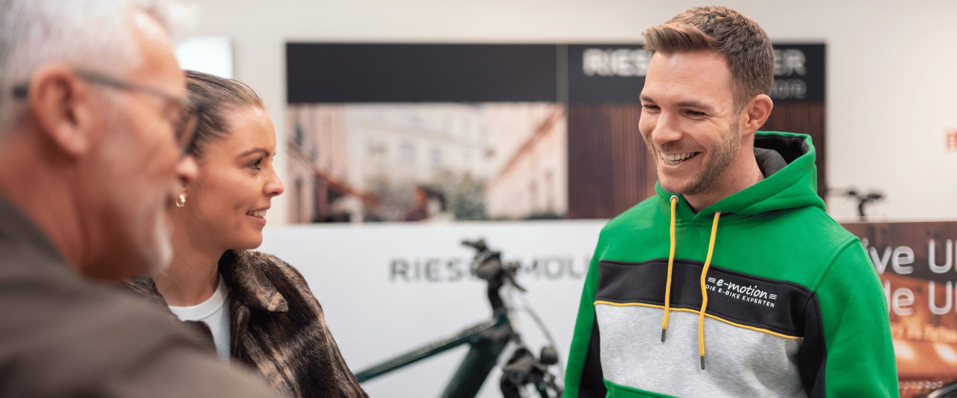 Zwei Personen werden von einem e-motion Mitarbeitenden beraten