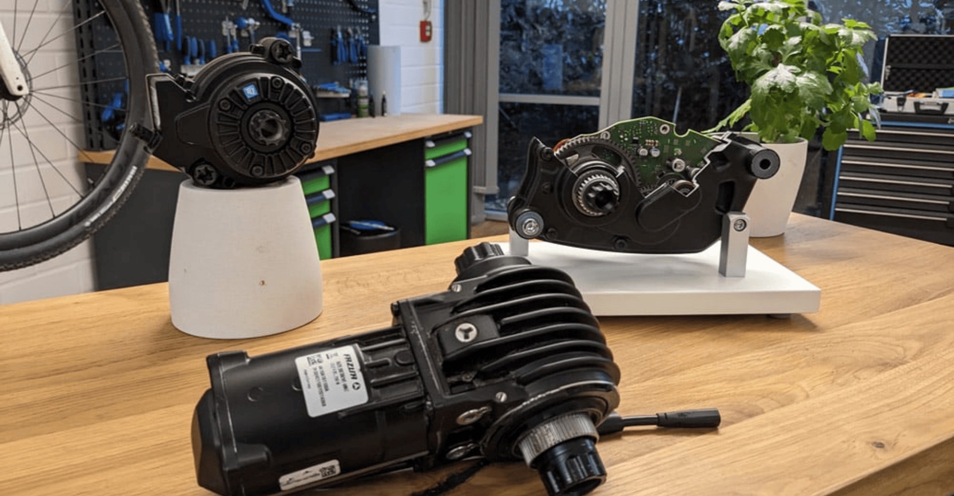 Light-Assist Motorenvergleich: Bosch, Specialized, Fazua und TQ verschiedene Motoren auf dem Tisch