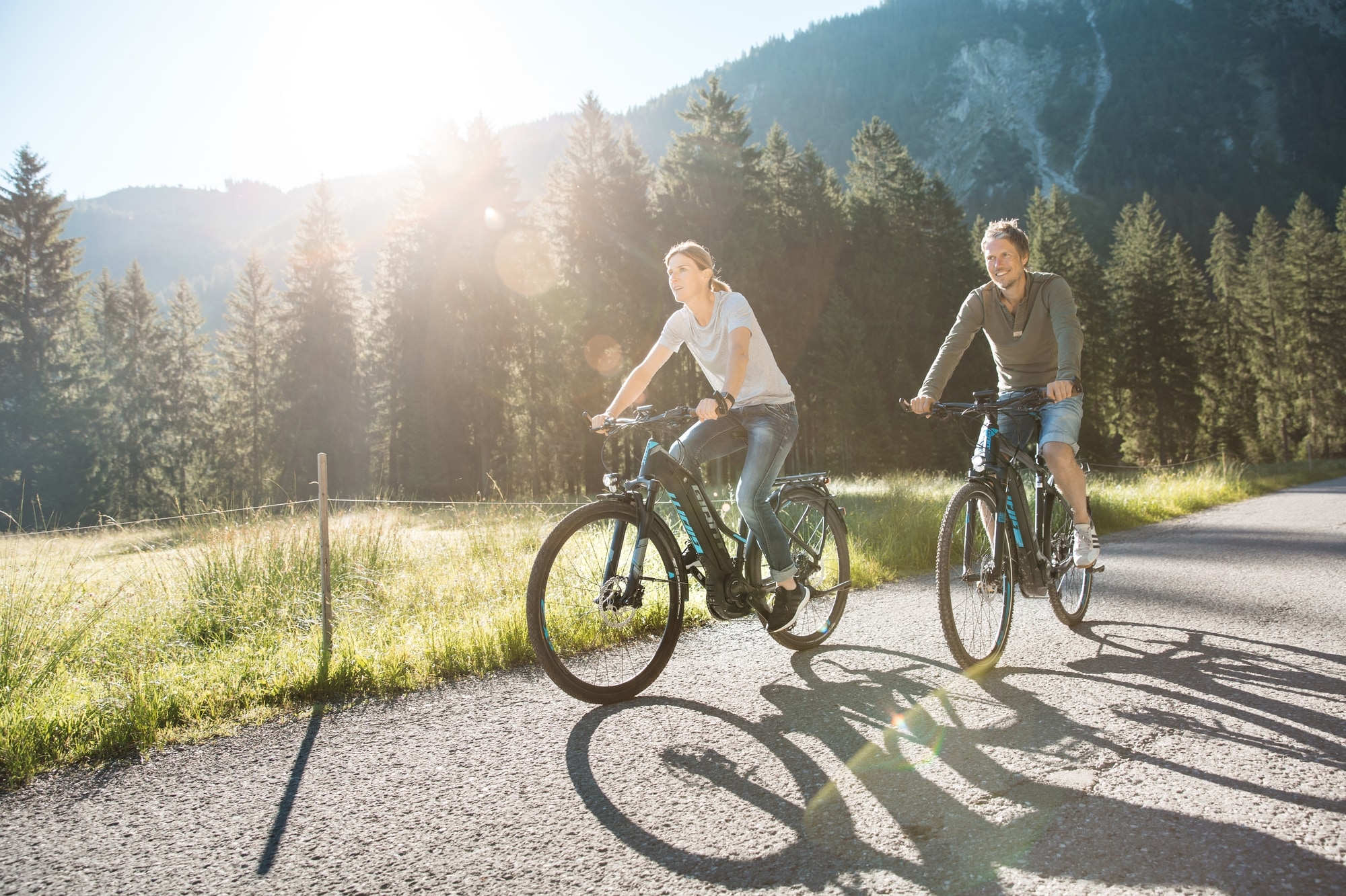 Ein Ehepaar ist auf dem e-Bike unterwegs zum Gebrauchtradmarkt in der e-motion e-bike Welt in Tuttlingen.