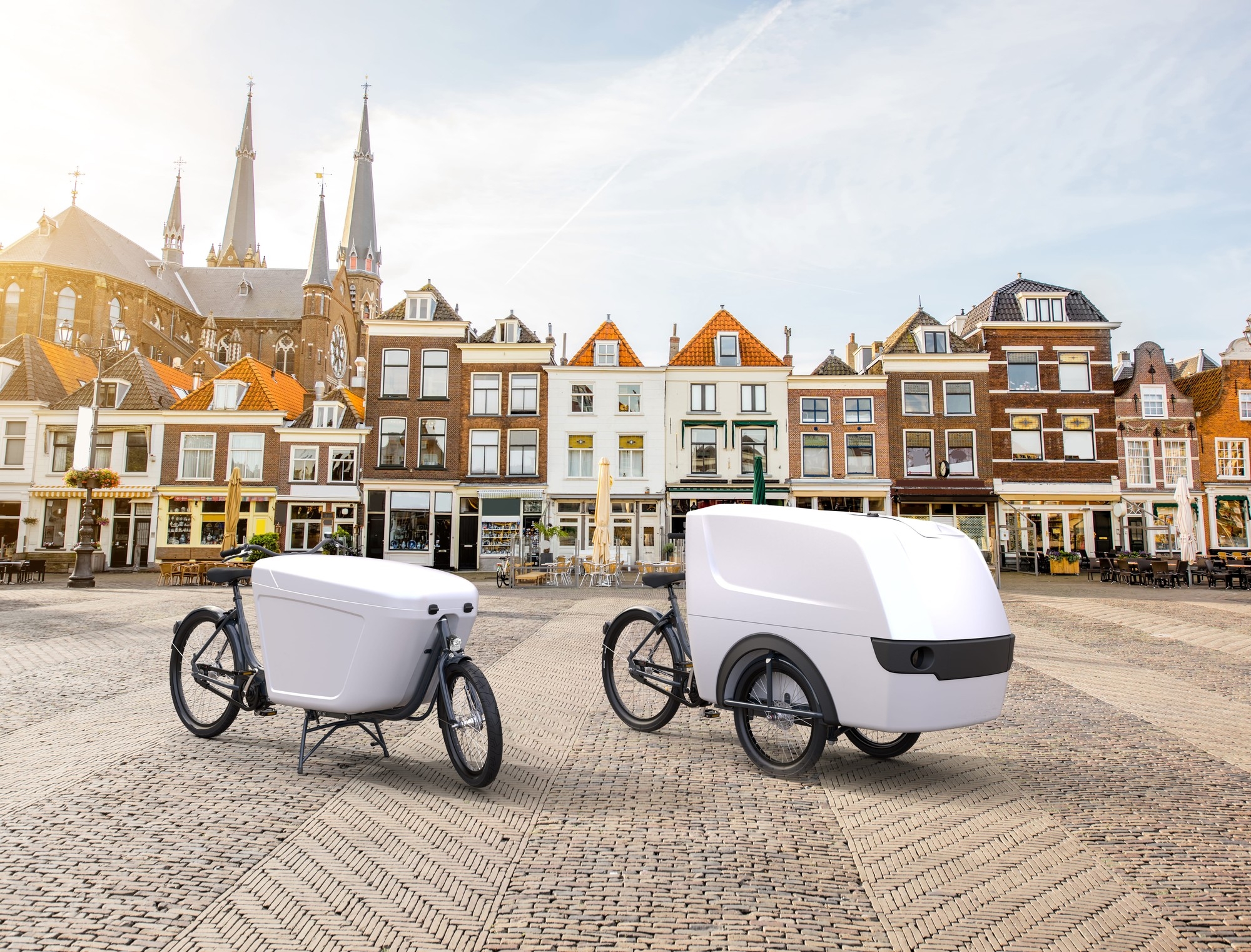 Das Bild zeigt zwei Babboe Pro Bike4 Lastenräder, die in einer urbanen Umgebung positioniert sind.