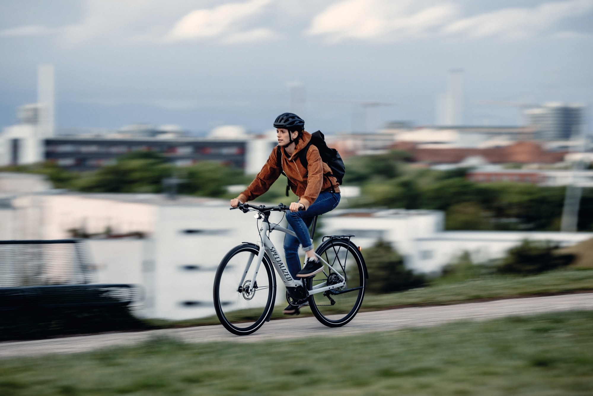 Erleben Sie Fahrspaß mit einem Specialized E-Bike. Perfekt für die Stadt.