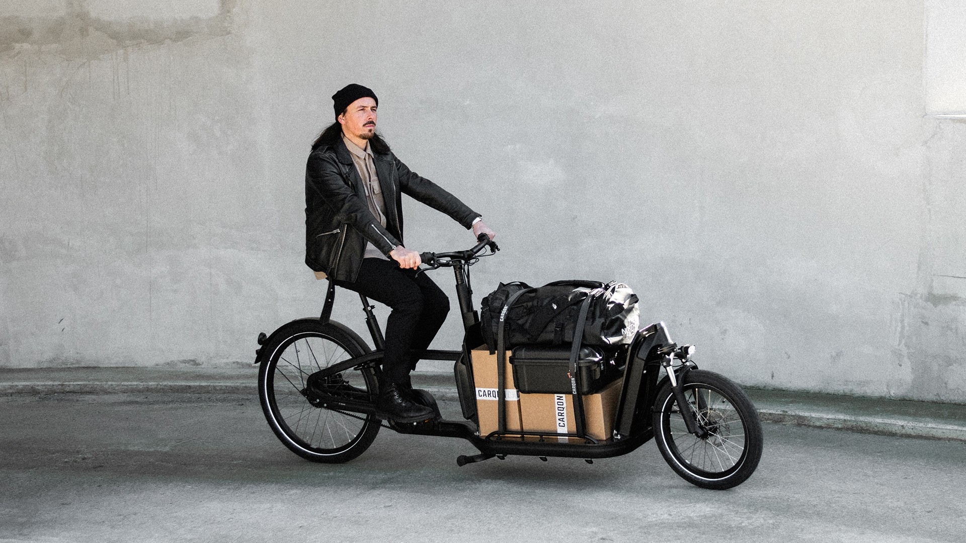 Ein Mann fĂ€hrt mit einem vollbeladen Carqon Flatbed die StraĂe entlang