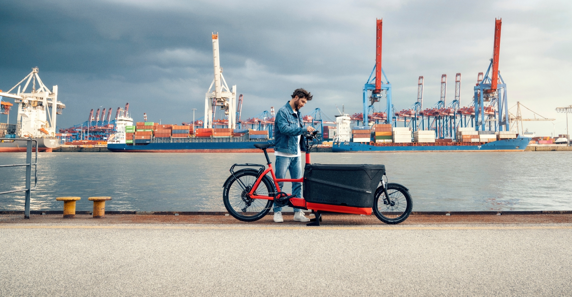 Ein Mann steht neben einem Riese und Müller Packster 70 Lasten-e-Bike am Hamburger Hafen