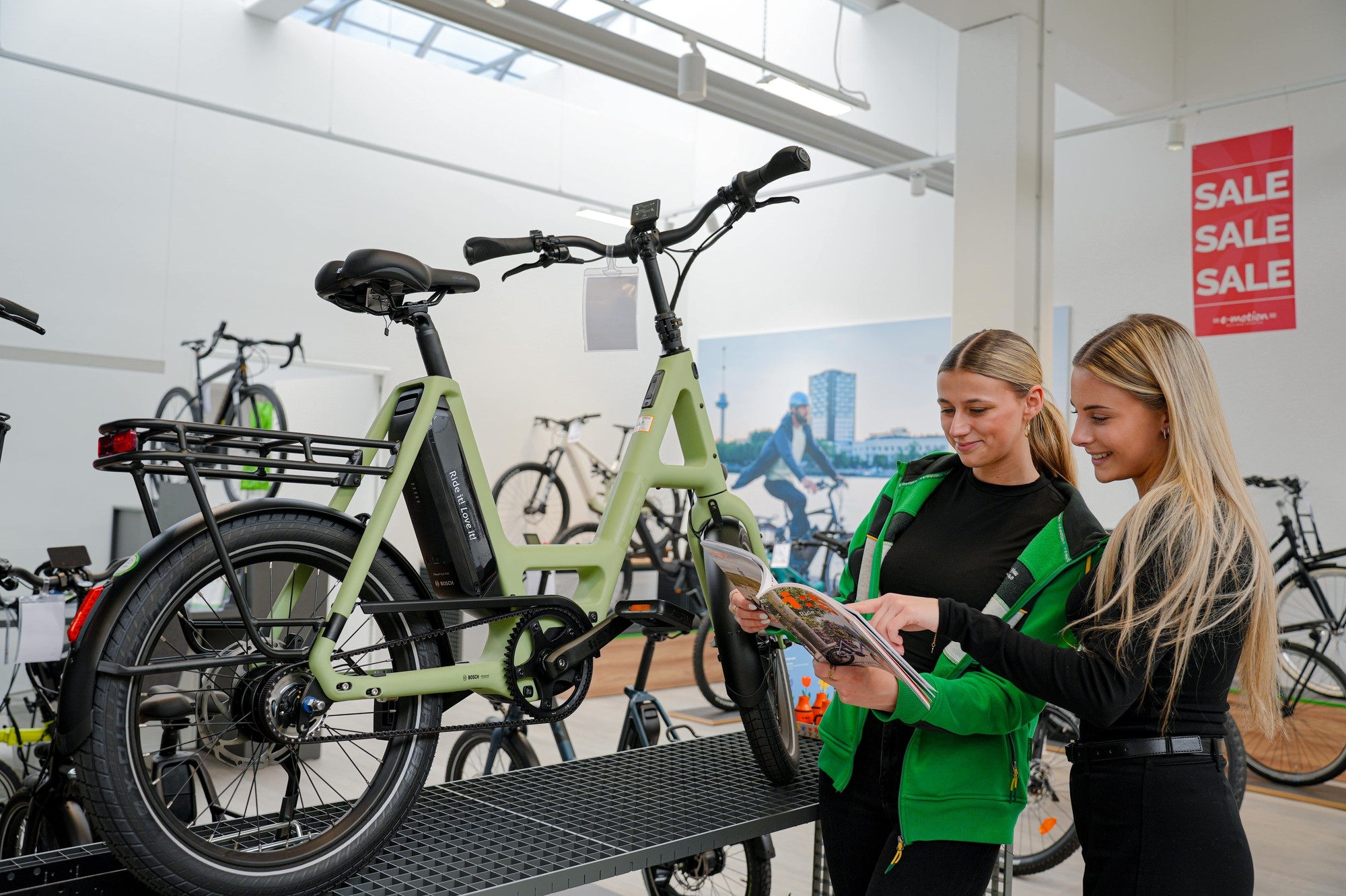 Zwei Frauen vor einem e-Bike, e-Bike Beratung