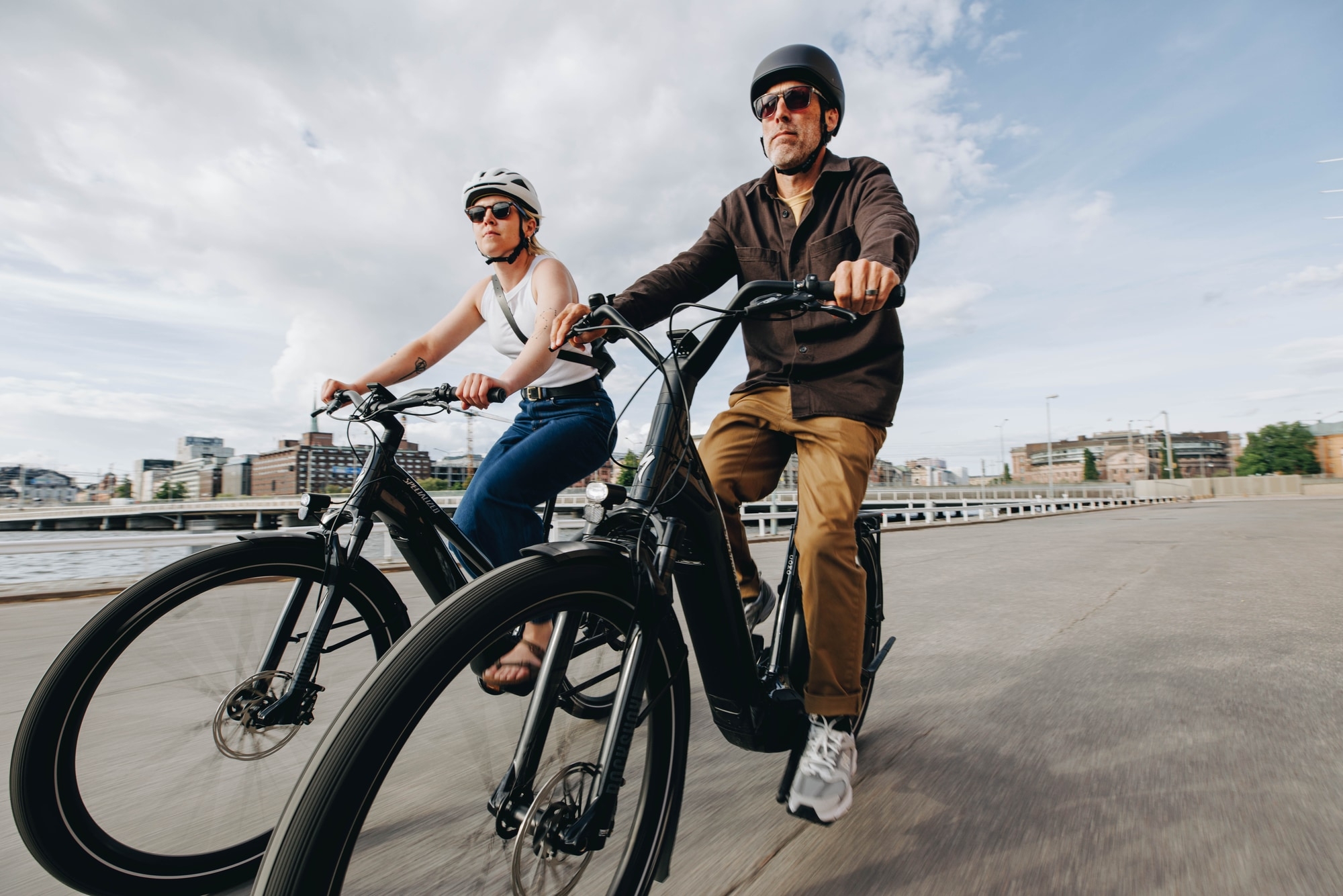 Fahre stilvoll durch die Stadt mit den Specialized Como E-Bikes. Komfort und Leistung vereint für ein unvergleichli