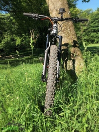 Entdecke das Husqvarna MC5 Allmountain E-MTB in Aktion. Ideal für Abenteuer im Gelände bei jeder Wetterlage.