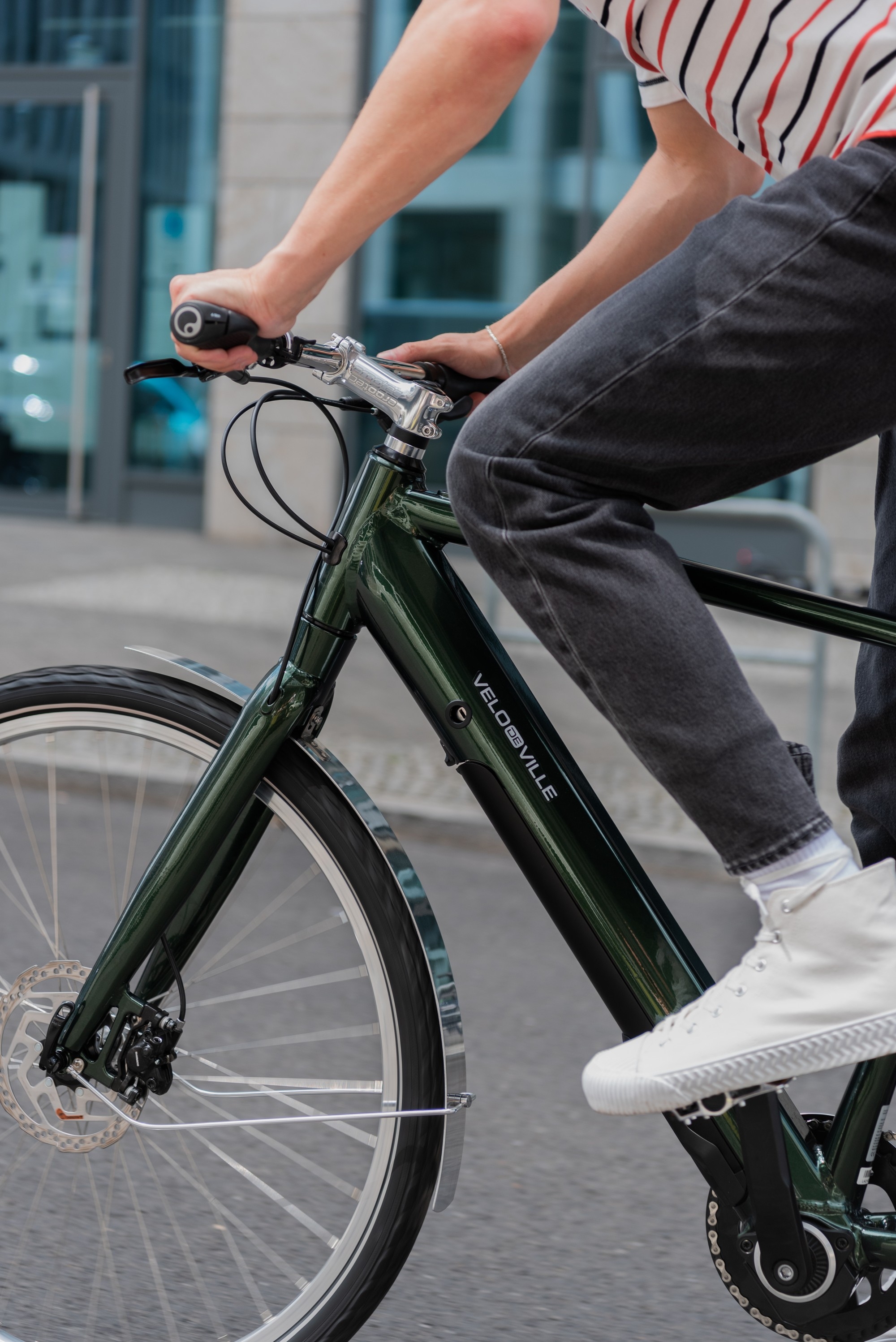 Eine Detailansicht einer Person auf dem Velo de Ville e-Bike