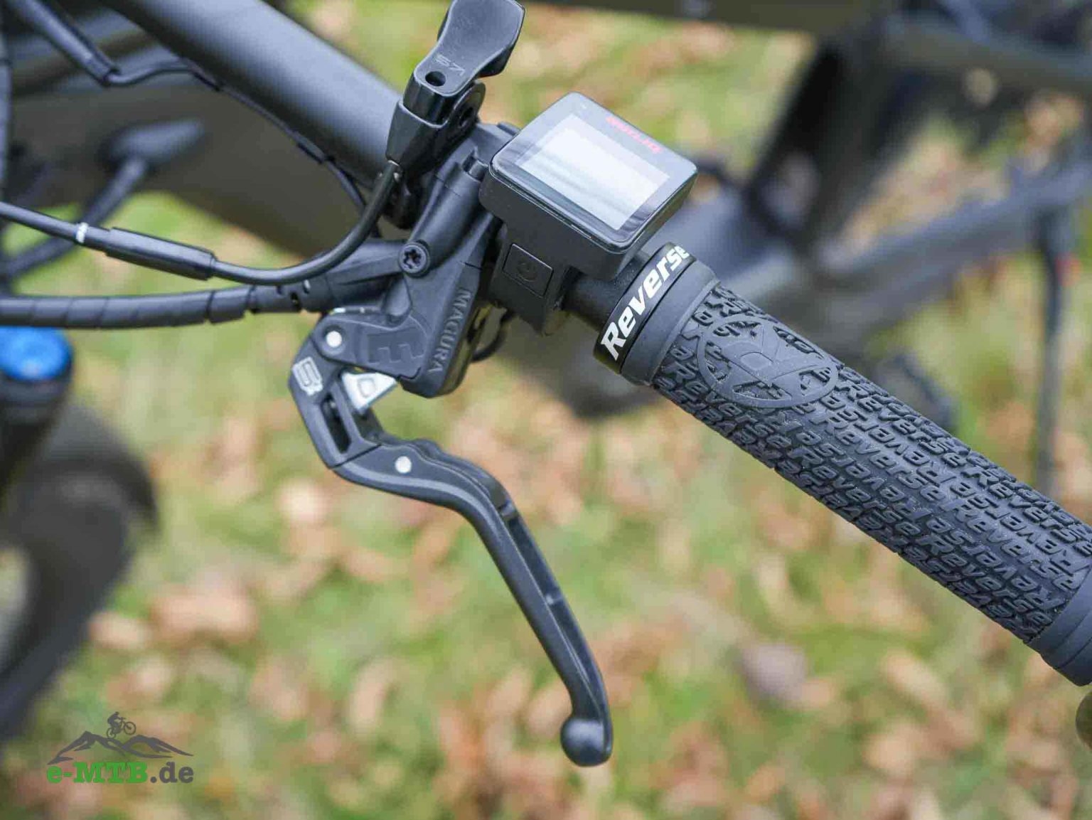 Hochwertige Reverse Lenkergriffe und präzise Magura Bremse für maximalen Fahrkomfort und Sicherheit auf Ihrem E-Bik