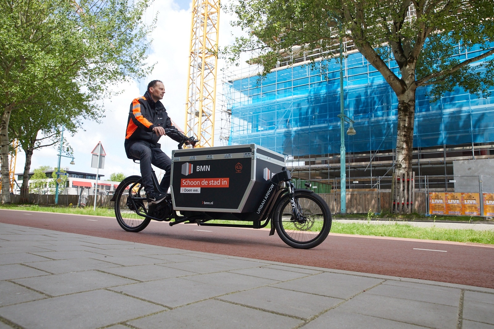 Entdecken Sie das Urban Arrow Cargo E-Bike im Einsatz fĂŒr eine saubere Stadt. Effizienter Transport im urbanen Raum