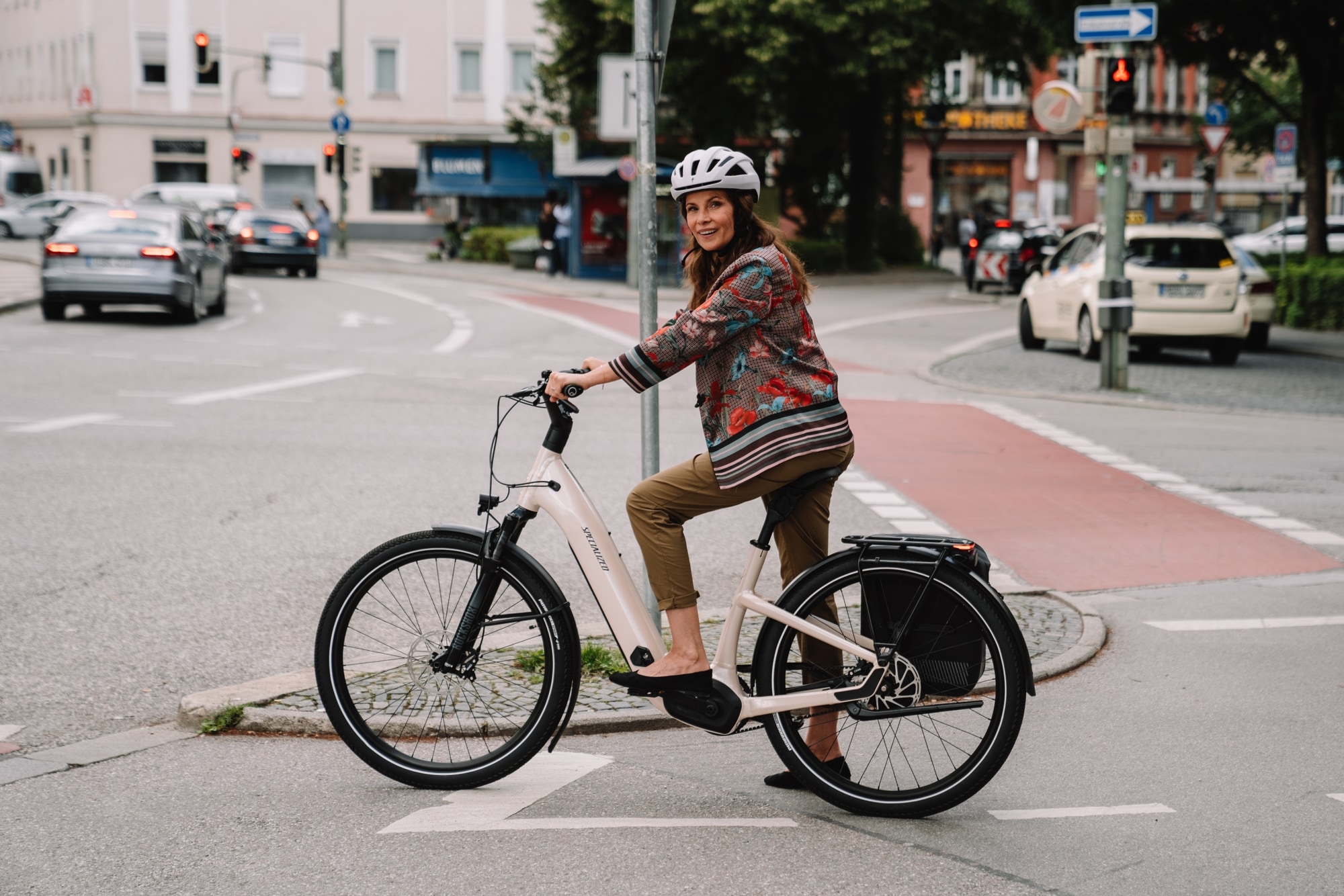 Erleben Sie das stilvolle Jakobi Como Vado MY22 E-Bike, ideal für komfortables Radfahren in der Stadt. Perfekte Mis