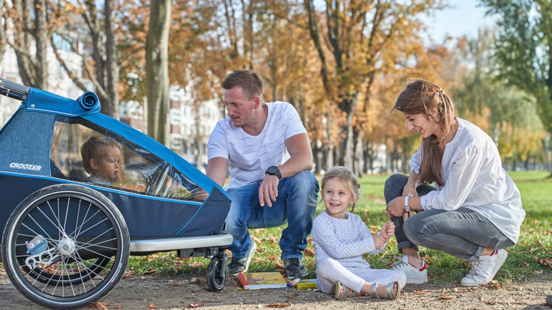 Entdecken Sie den Croozer KinderanhĂ€nger: Perfekt fĂŒr FamilienausflĂŒge. Robust und sicher, ideal fĂŒr aktive Eltern