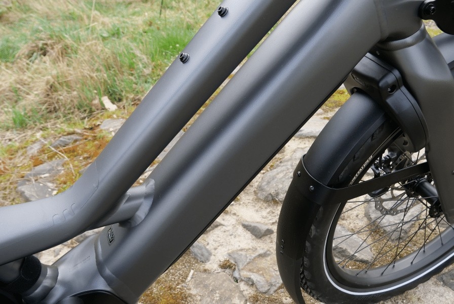 Das Bild zeigt eine Detailaufnahme des Rahmens des Specialized Turbo Porto 1 E-Bikes.