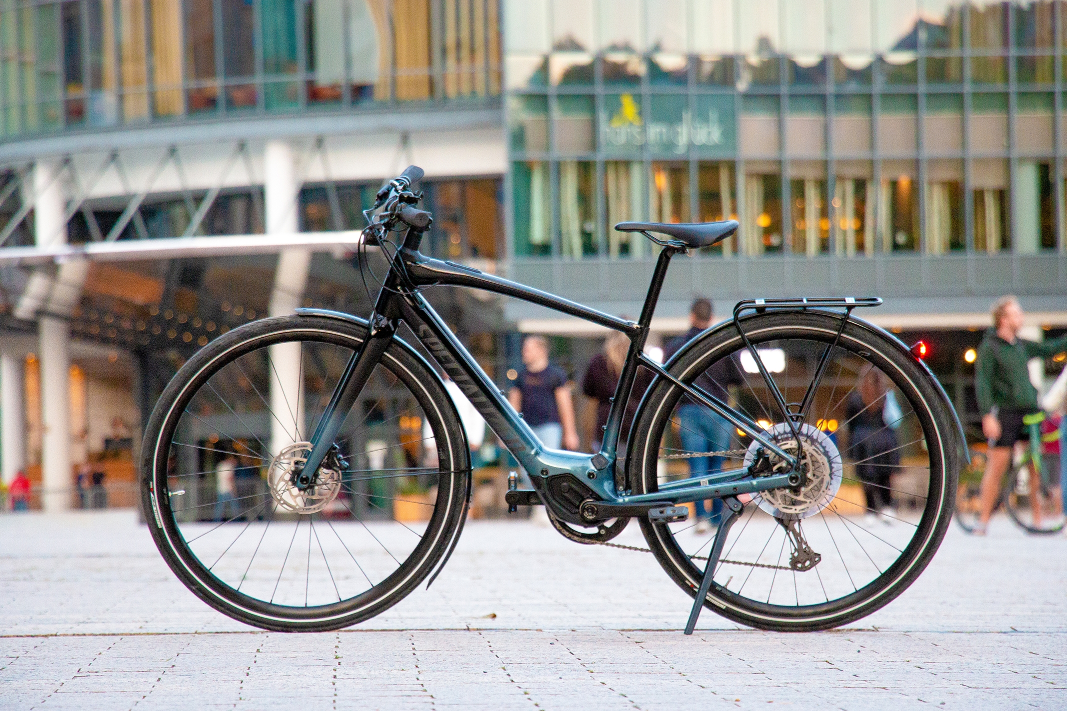 Specialized Vado SL vor einem urbanen Hintergrund