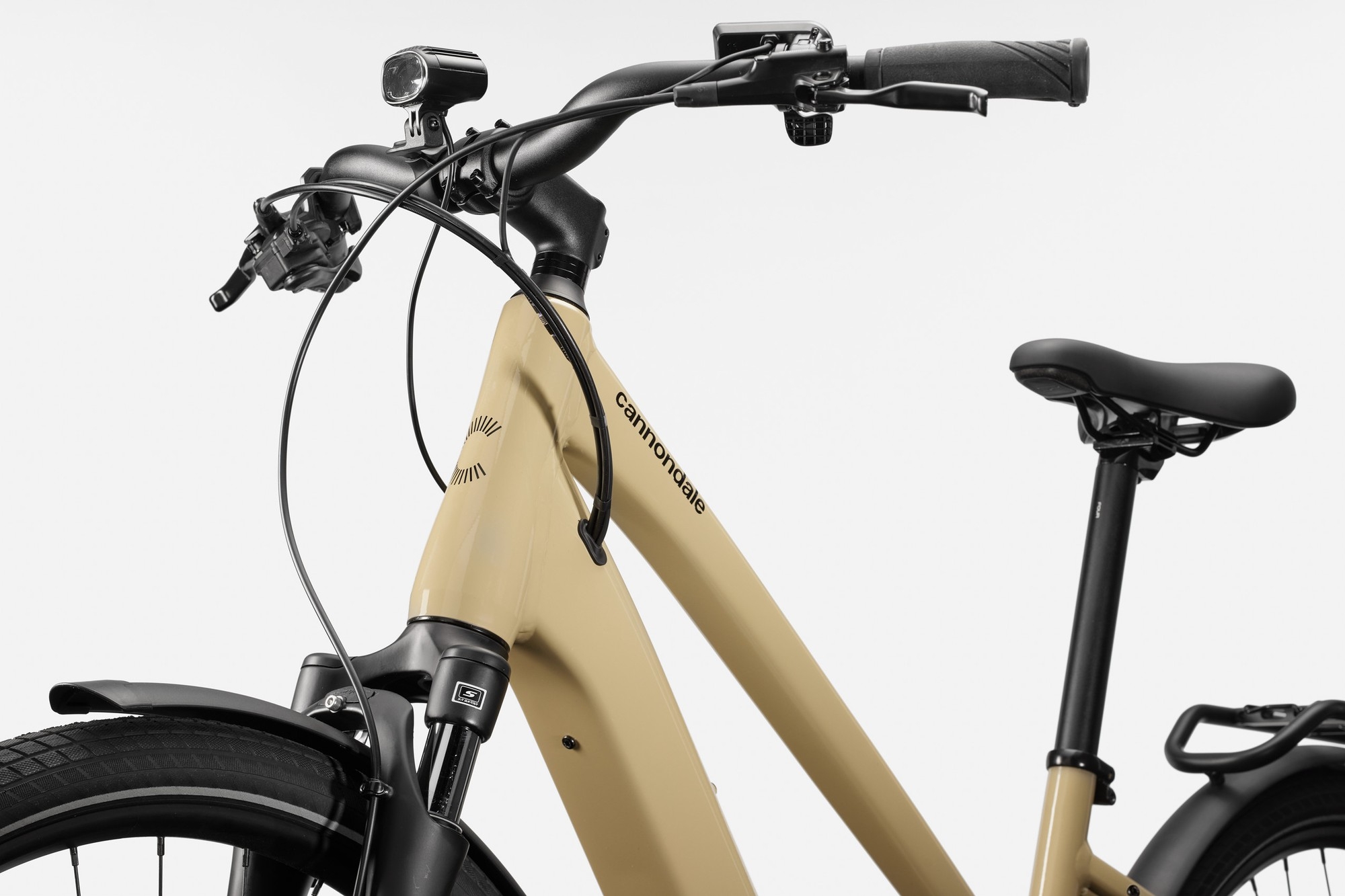 Das Bild zeigt ein Cannondale Mavaro Neo SL