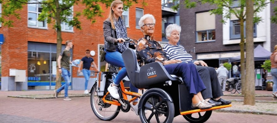 Dreirad-Tandem für Senioren in urbaner Umgebung