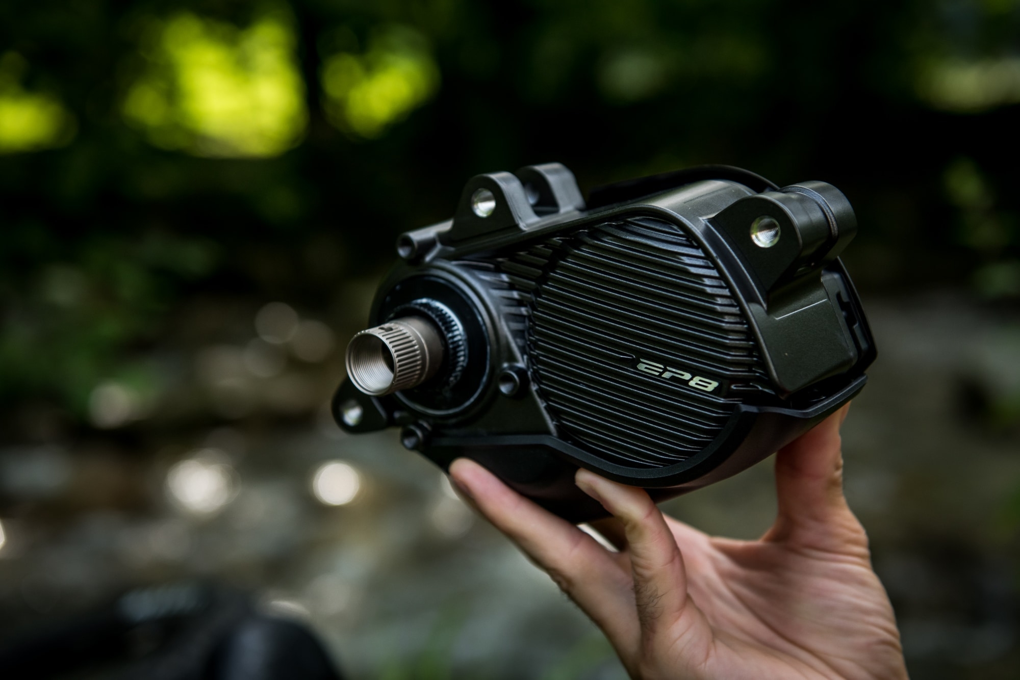 Entdecken Sie den Shimano EP8 2022 E-Bike Motor. Leistungsstark und effizient, perfekt für Ihre nächste Fahrradtour