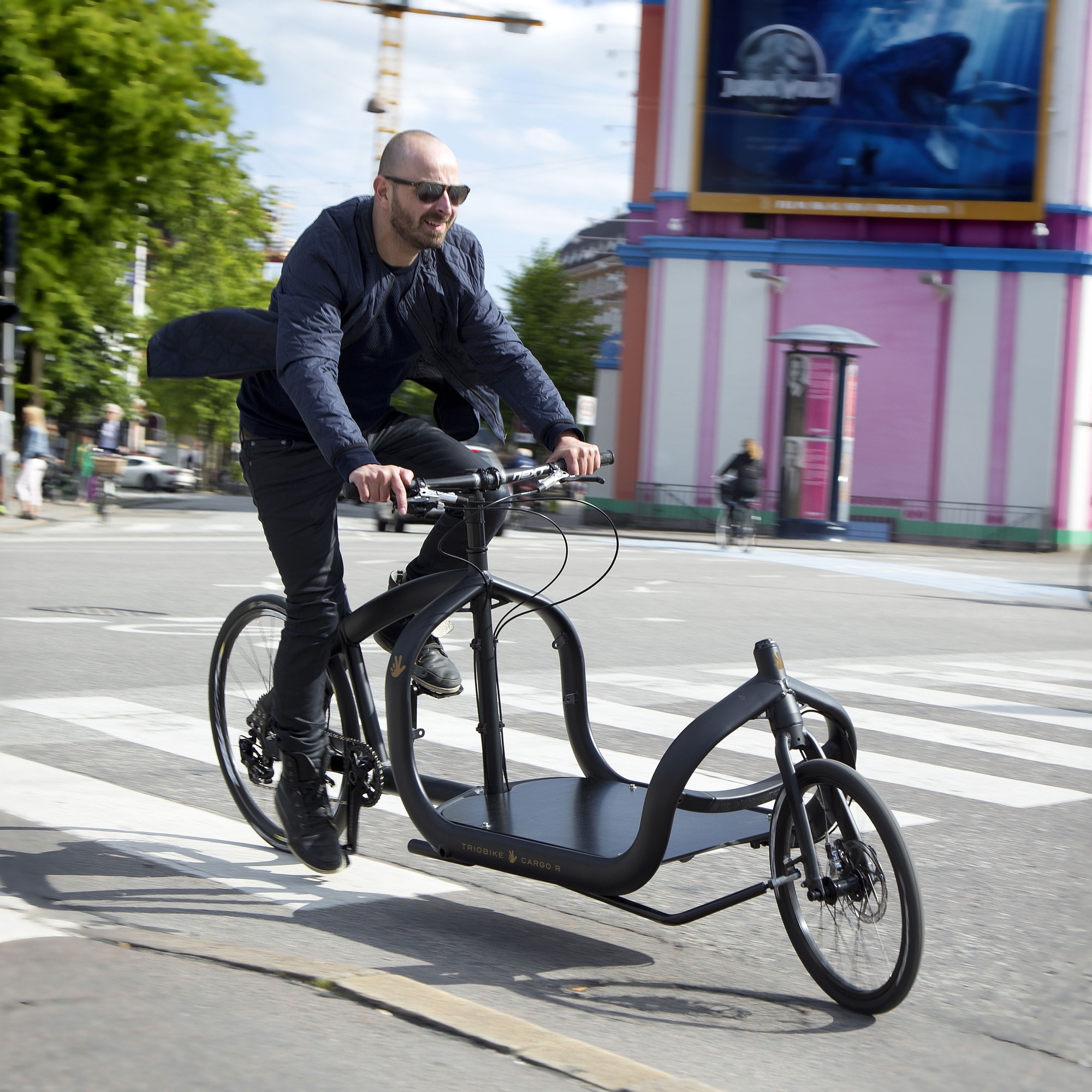 Erleben Sie das Triobike Cargo R in Aktion â ideal fĂŒr den urbanen Transport mit Stil und Effizienz. Jetzt die Zuku
