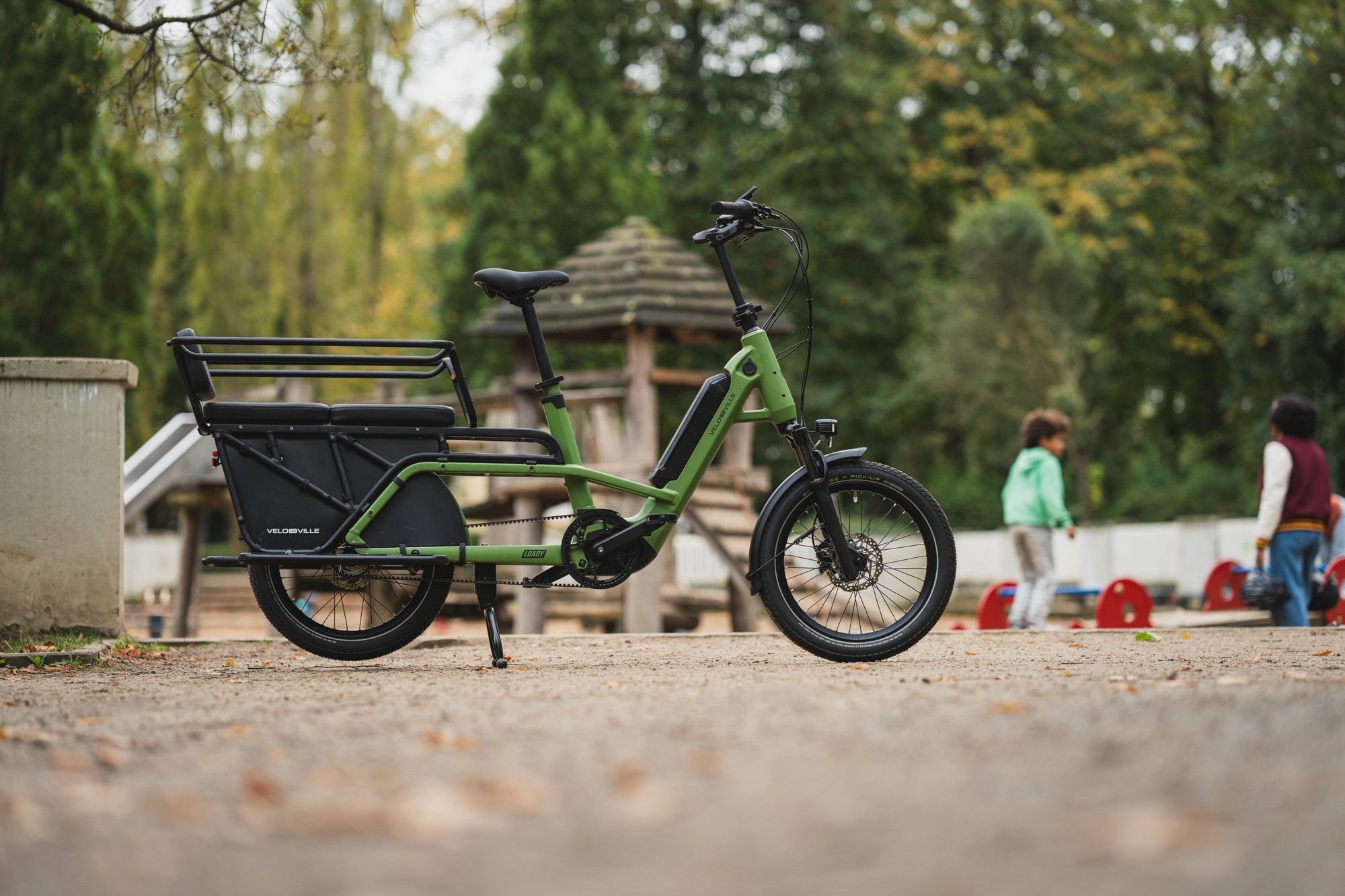 Das Bild zeigt ein Loady von Velo de Ville auf einem Spielplatz