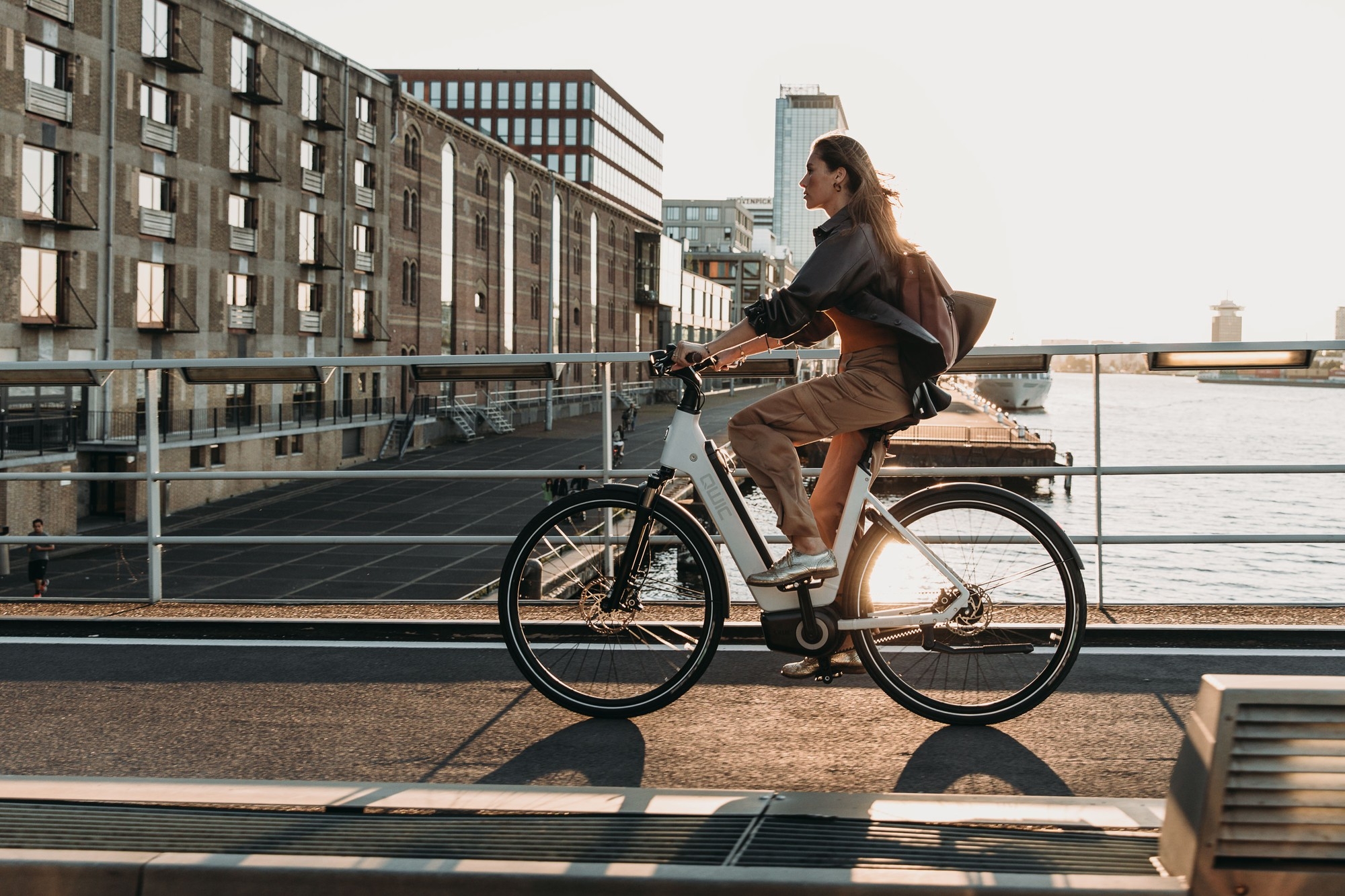 Das Bild zeigt eine Person, die auf einem modernen E-Bike von QWIC fährt.