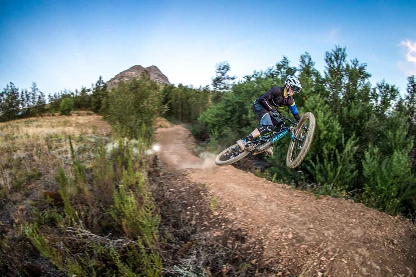 Erleben Sie aufregende Offroad-Abenteuer mit dem Cannondale Mountainbike, perfekt für anspruchsvolle Trails und dyn