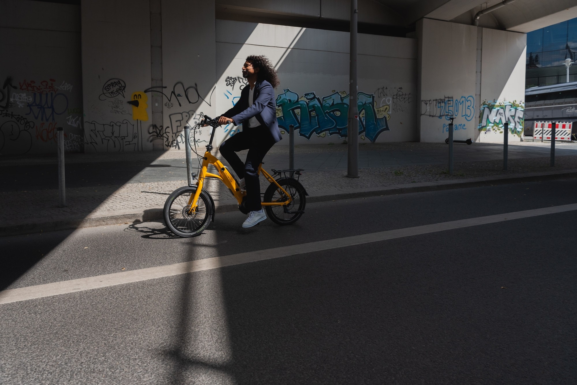 Das Bild zeigt ein Velo de Ville Compact KEB, ein kompaktes E-Bike, das für den urbanen Einsatz konzipiert ist.