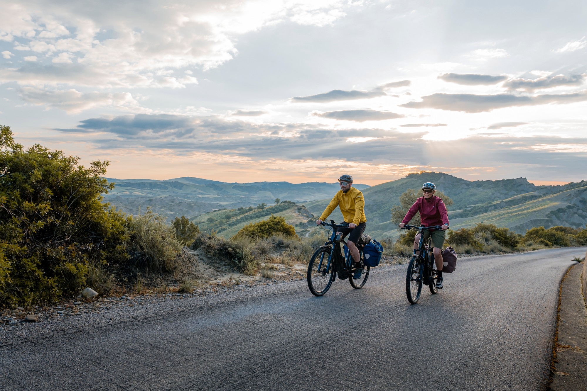 Zwei Männer machen mit ihren e-Bikes mit Bosch Motor eine Radtour durch die Berge.