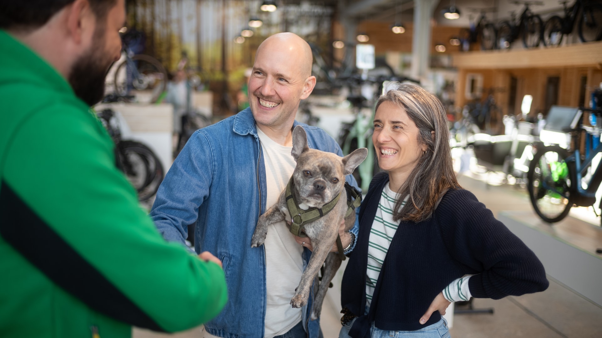 Zwei Männer bei der E-Bike Beratung in einem Fahrradgeschäft. Entdecken Sie moderne E-Bike Modelle für Ihr nächstes