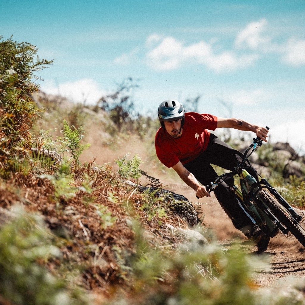 Das Bild zeigt einen Mann der in Portugal ein Cannondale Moterra SL fährt