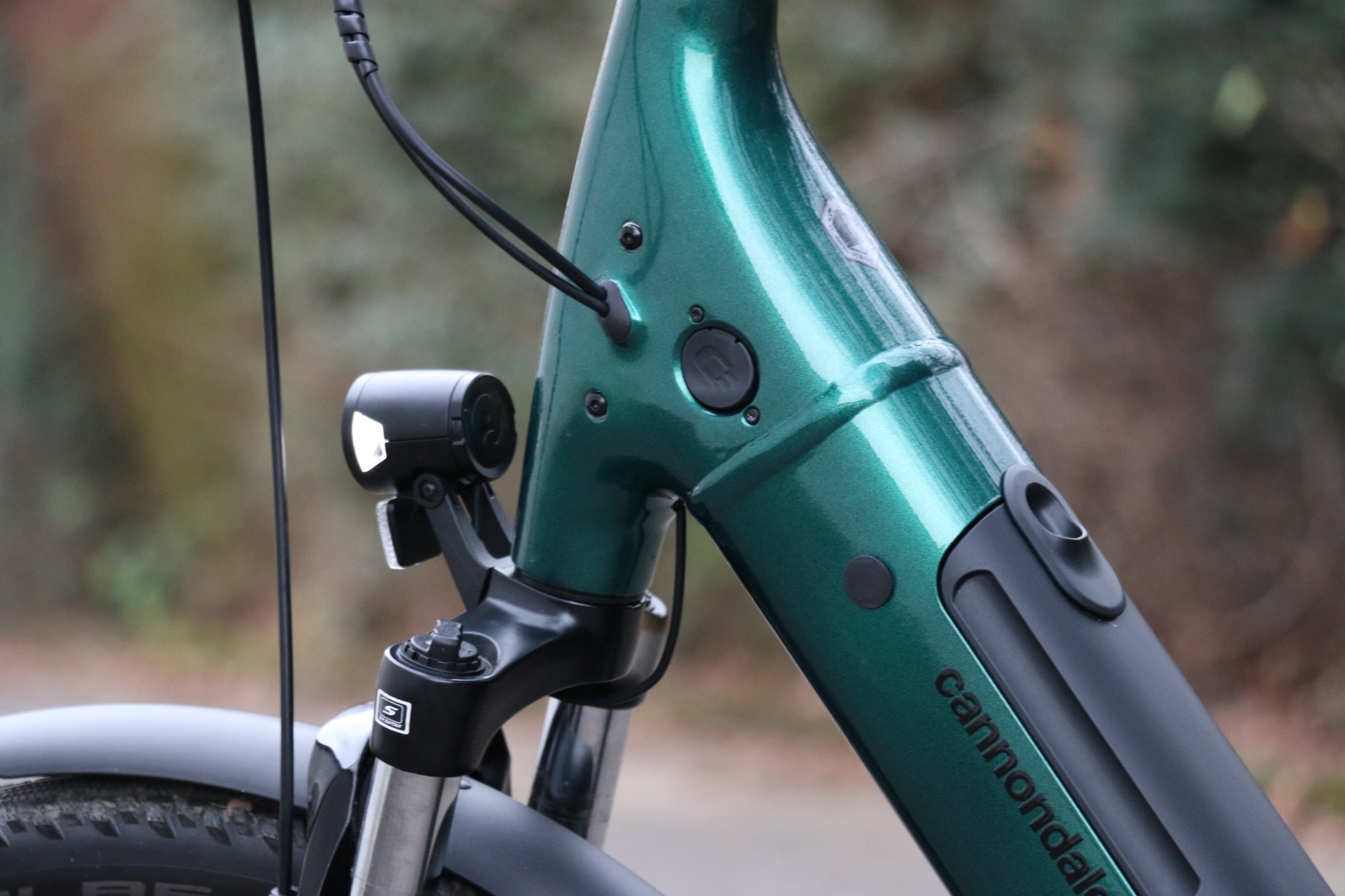 Grünes Cannondale E-Bike mit moderner Akkuladetechnik. Ideal für stilvolles und effizientes Fahren, intern sowie ex